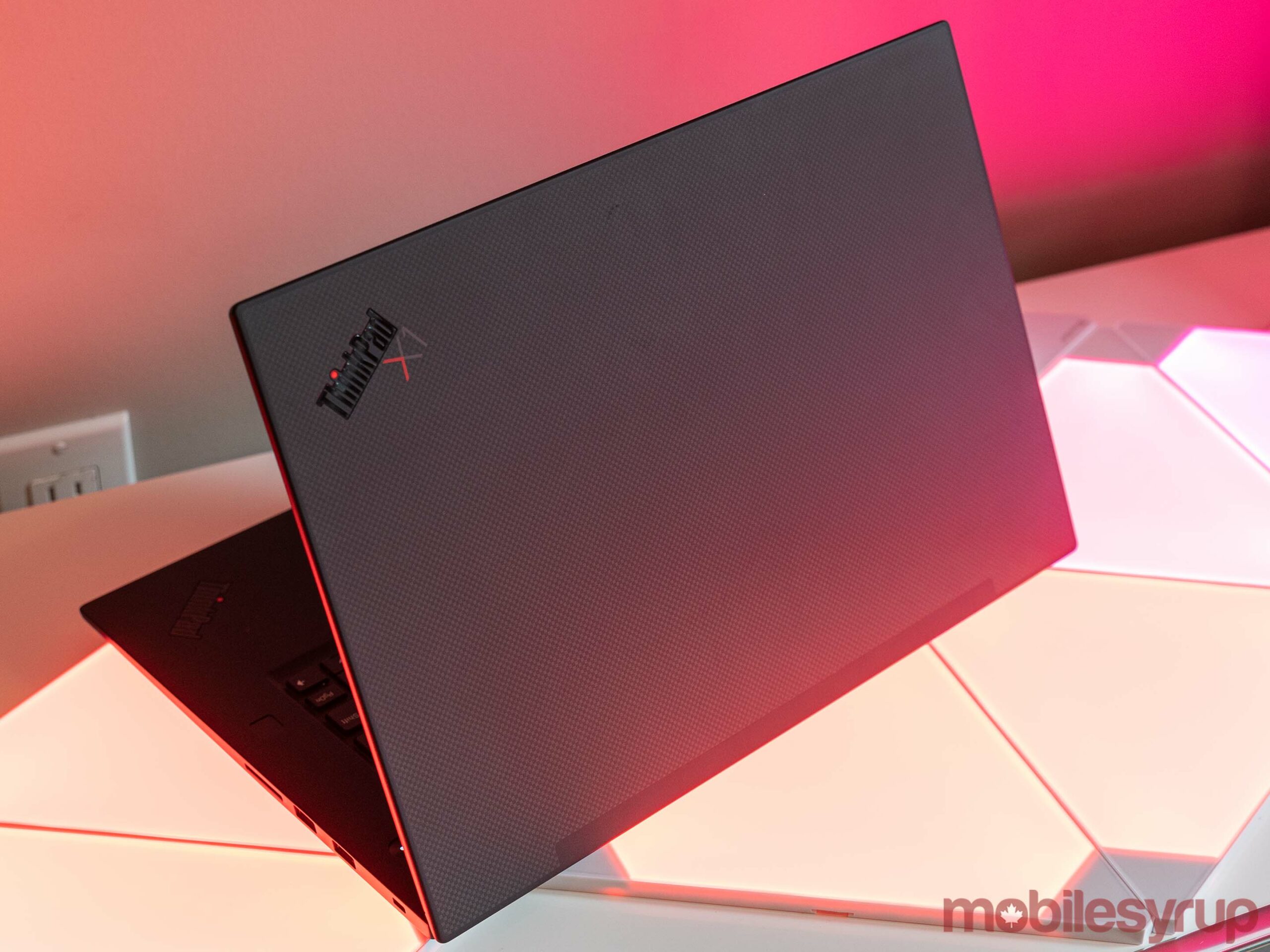 X1 Extreme features a nice carbon-fibre pattern