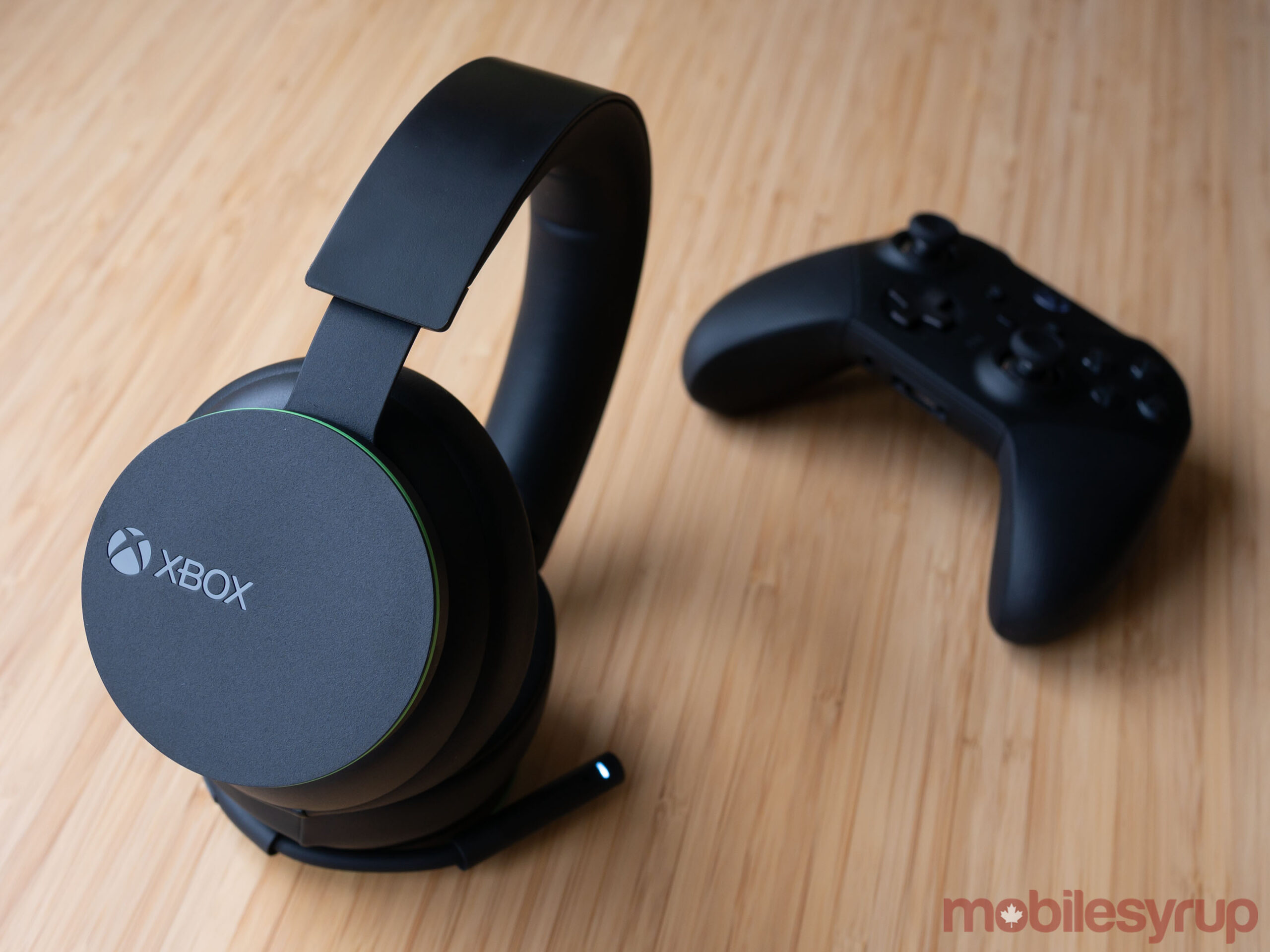 Xbox Wireless Headset beside Xbox Series 2 gamepad 